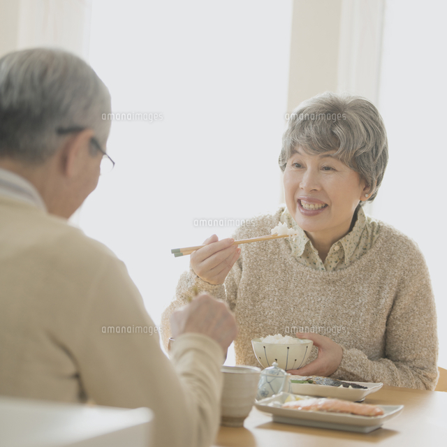 朝食を食べるシニア夫婦
(c)visual supple
