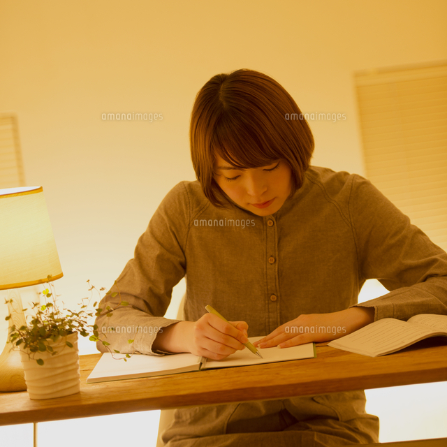 通信講座の勉強をする女性
(c)visual supple