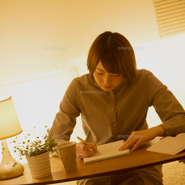 通信講座の勉強をする女性
(c)visual supple