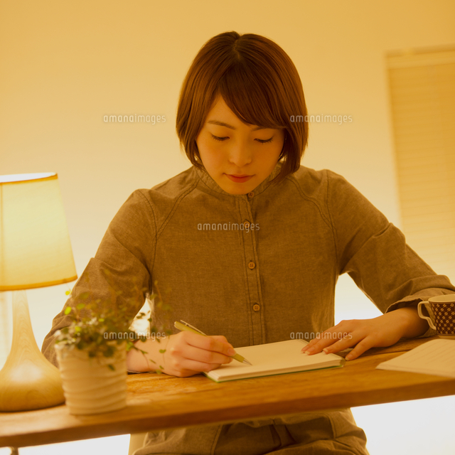 通信講座の勉強をする女性
(c)visual supple