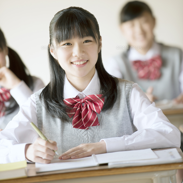 教室で授業を受ける中学生
(c)visual supple