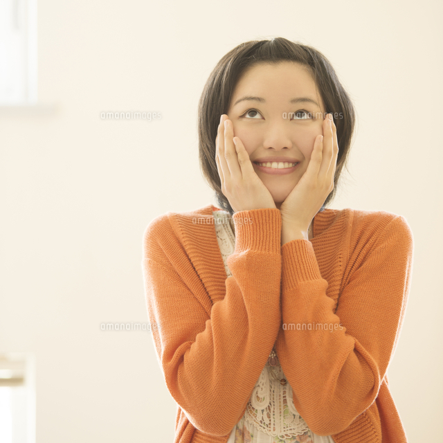 微笑む女性のポートレート
(c)visual supple