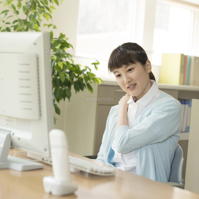 肩こりに悩む女性職員
(c)visual supple