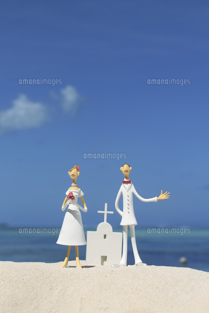 青空の下で砂浜に立つチャペルと新郎新婦 クラフト
(c)visual supple /amanaimages