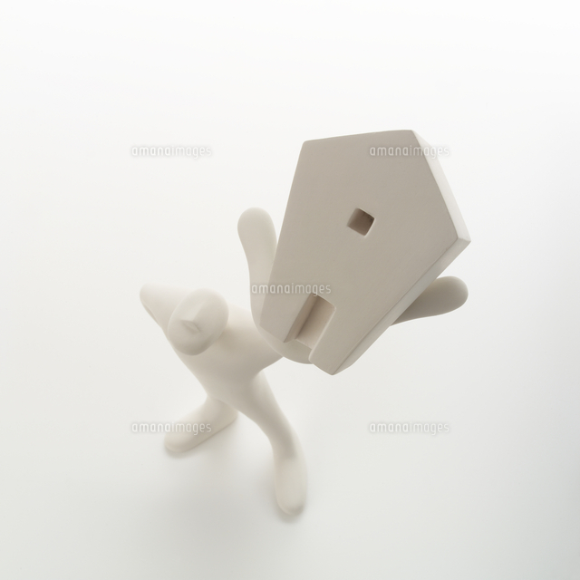 左手に家を掲げて立つ人のオブジェ クラフト
(c)visual supple /amanaimages