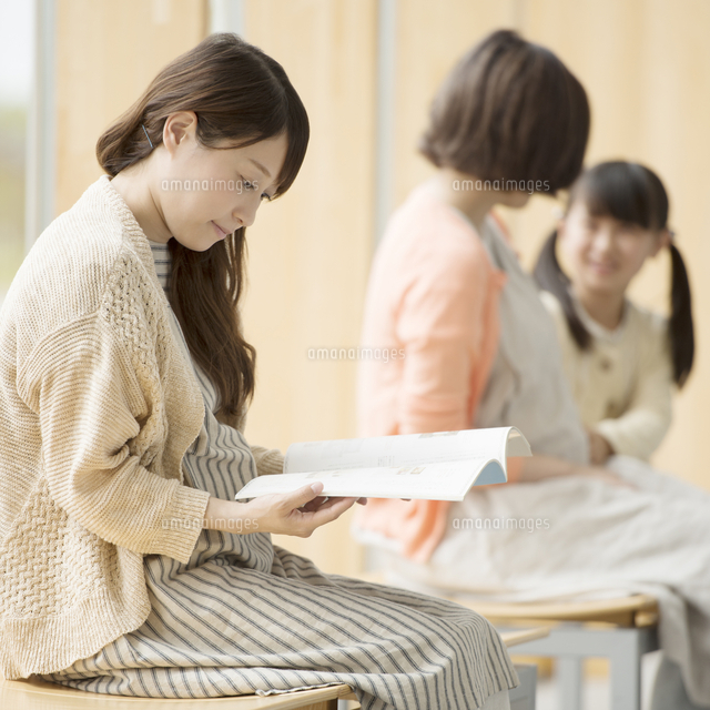 待合室で順番を待つ妊婦
(c)visual supple