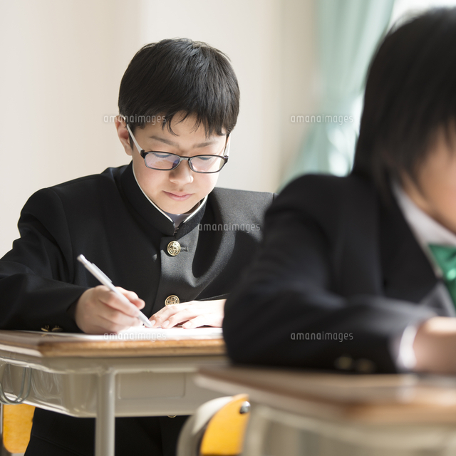 教室でテストを受ける学生
(c)visual supple
