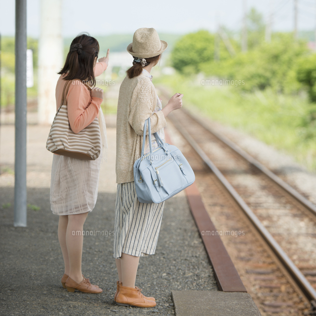 駅のホームで電車を待つ2人の女性
(c)visual supple