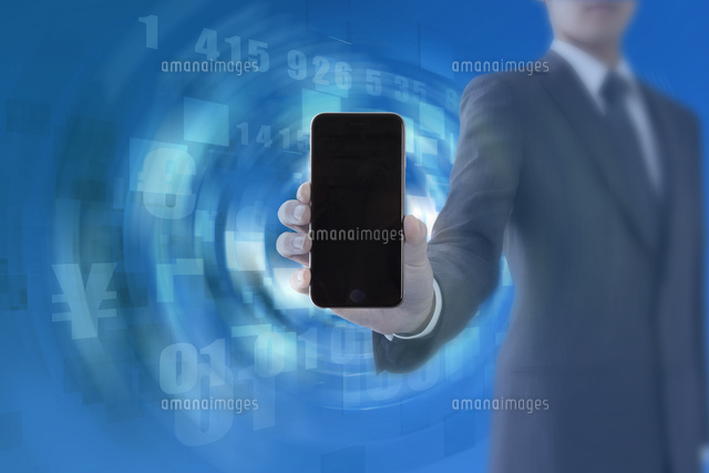スマートフォンを持つビジネスマンと数字 CG
(c)imagewerksRF