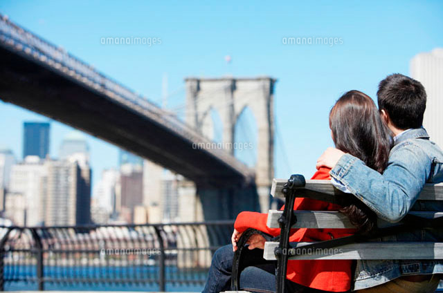 Young couple looking at Brooklyn Bridge
(c)clover/a.collectionRF