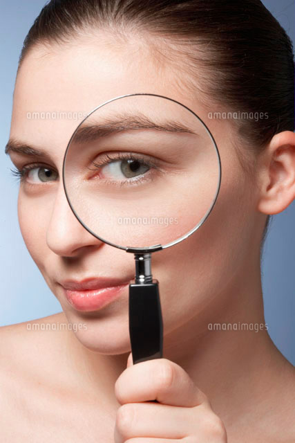 Woman looking through magnifying glass
(c)clover/a.collectionRF