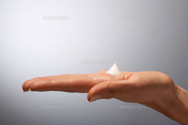 Moisturizer on womans hand
(c)clover/a.collectionRF