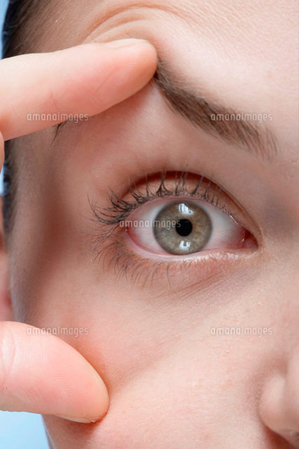 Woman holding her eye open
(c)clover/a.collectionRF