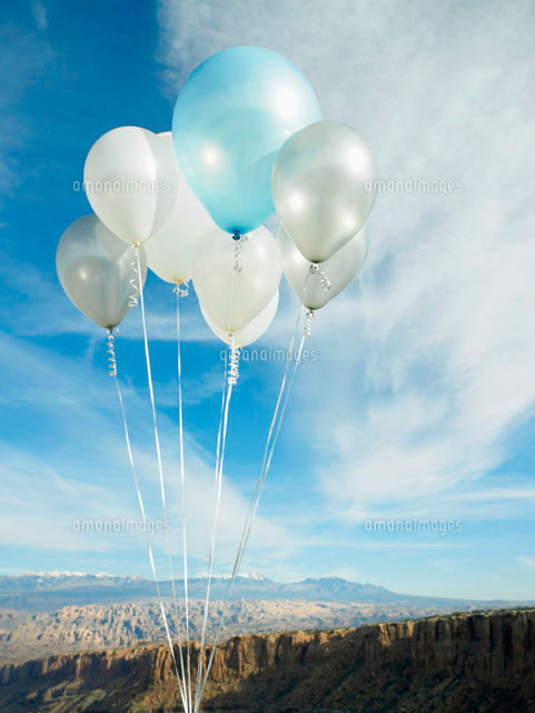 Balloons with rock strata in background
(c)clover/a.collectionRF
