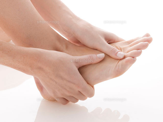 Woman rubbing her foot
(c)clover/a.collectionRF