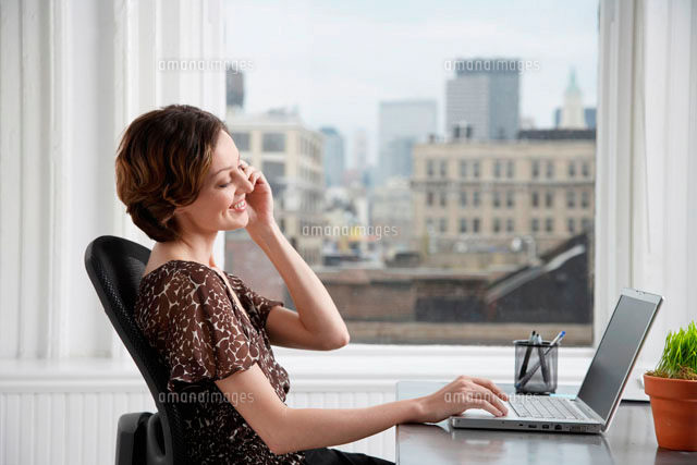 Businesswoman on the phone at desk
(c)clover/a.collectionRF