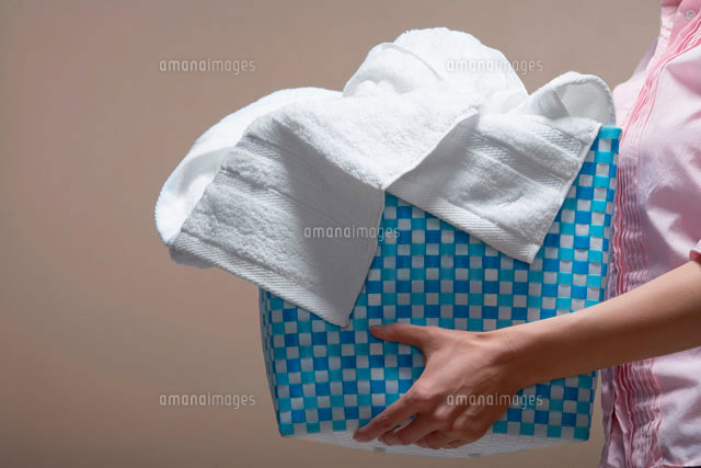 Woman carrying laundry basket
(c)clover/a.collectionRF