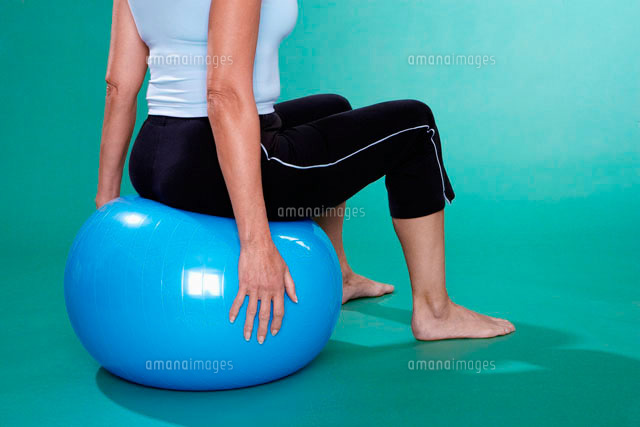 Mature woman sitting on Swiss ball
(c)clover/a.collectionRF