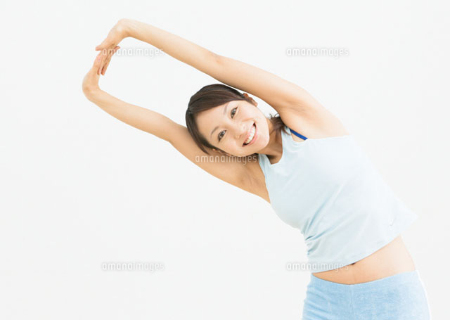 ストレッチをする女性
(c)イメージナビ