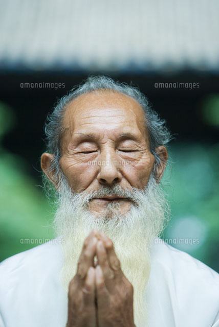 Elderly man praying (c)James Hardy/Zen shui - 11025003195