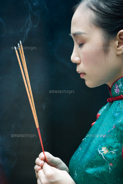 woman holding sticks of incense (c)James Hardy/Zen shui - 11025004367