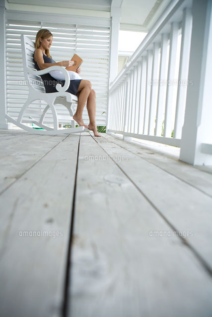 Woman Sitting In Rocking Chair On Porch 11025004425 ｜ 写真素材・ストックフォト・画像 