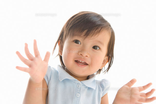 手をたたく赤ちゃん[11031005821]｜ 写真素材・ストックフォト・画像・イラスト素材｜アマナイメージズ