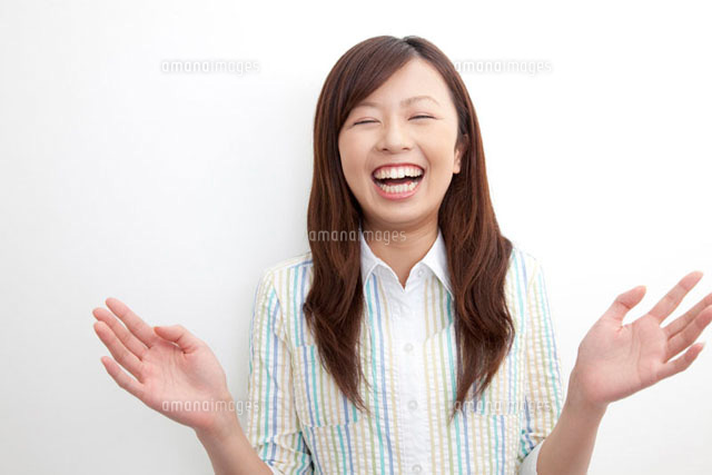 手を叩いて爆笑する女性
(c)Paylessimages,Inc