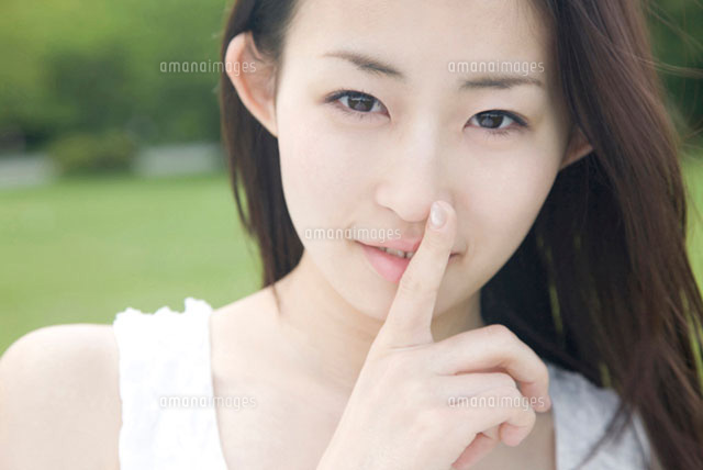 口の前で人差し指を立てる女性
(c)Paylessimages,Inc