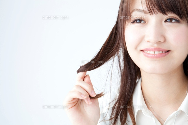 髪の毛をいじる女性[11031080739]｜ 写真素材・ストックフォト・画像・イラスト素材｜アマナイメージズ