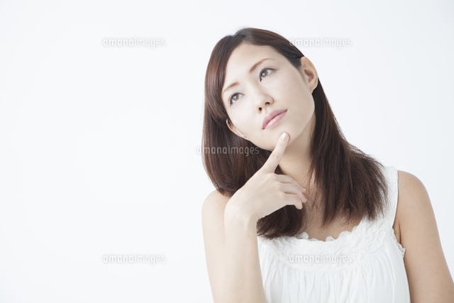 あごに指を当てる女性
(c)Paylessimages,Inc
