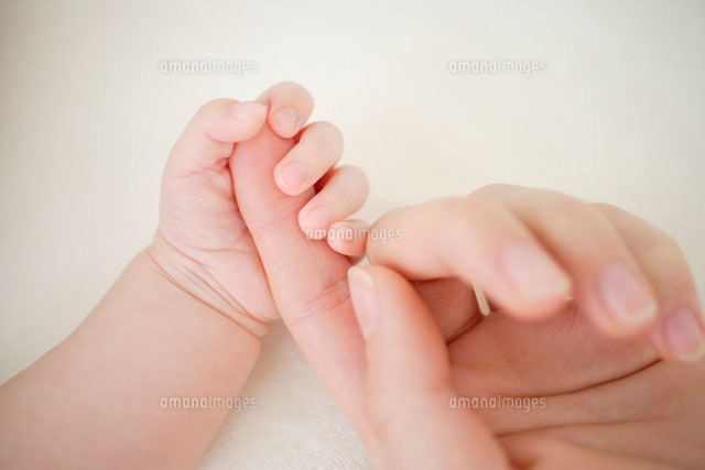 お母さんの指を握る赤ちゃんの手[11038000245]｜ 写真素材・ストックフォト・画像・イラスト素材｜アマナイメージズ