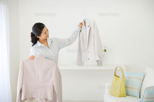 洋服を選ぶ女性
(c)mon printemps