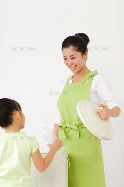 ゴミをゴミ箱に捨てる親子
(c)Mon Printemps