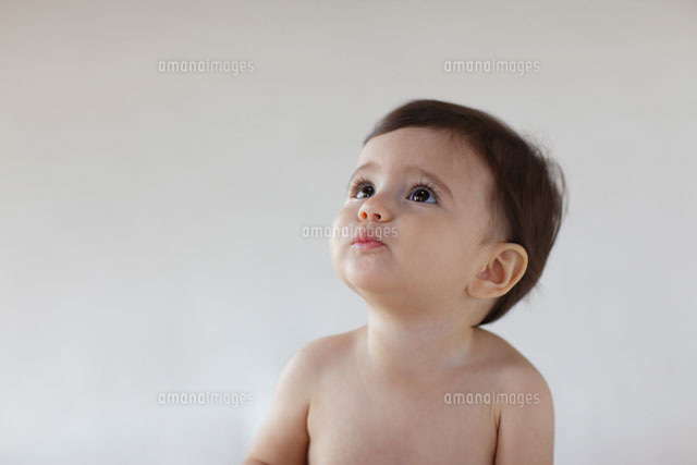 見上げる外国人の赤ちゃん[11038008139]｜ 写真素材・ストックフォト・イラスト素材｜アマナイメージズ