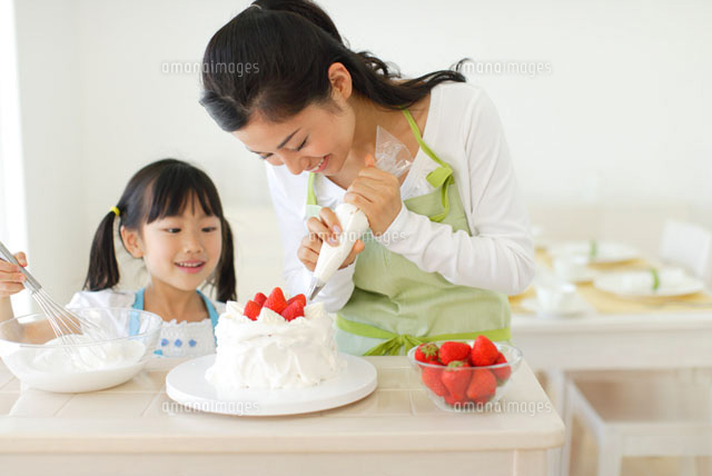 ケーキを作る親子
(c)mon printemps
