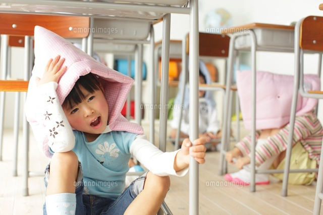避難訓練をする小学生の子供達
(c)mon printemps