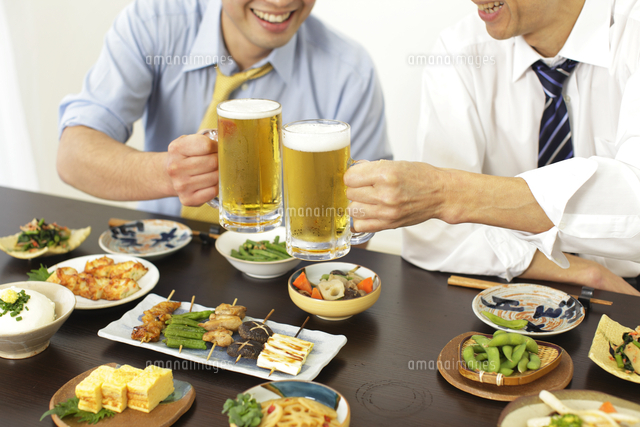居酒屋で飲み会を楽しむサラリーマン
(c)mon printemps
