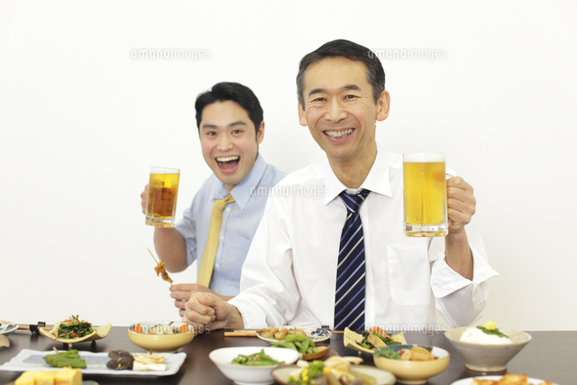 居酒屋で飲み会を楽しむサラリーマン
(c)mon printemps