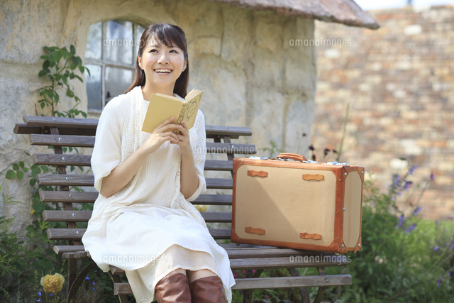 トランクを持ちベンチに座る若い女性
(c)mon printemps