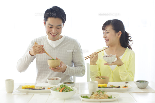 朝食を食べる新婚夫婦
(c)mon printemps