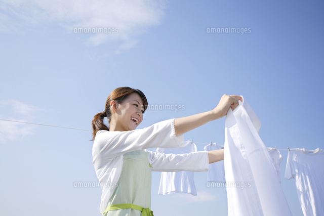 青空の下で家族の洗濯物を干す女性
(c)mon printemps