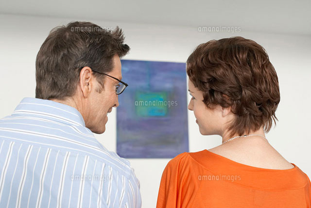Couple discussing painting in art gallery
(c)moodboard