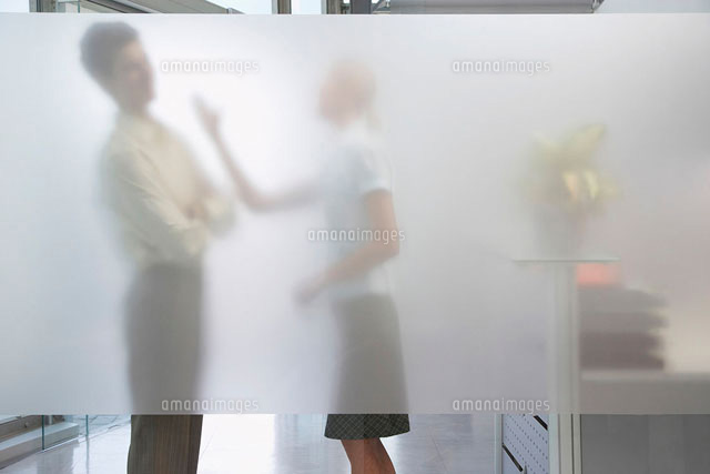 Female office worker arguing with male colleague behind tr
(c)moodboard