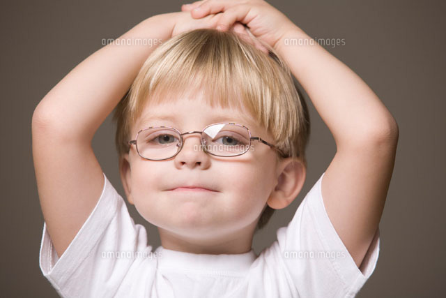 Blonde Haired Boy Wearing Glasses With Hands On Head 11044010271 ｜ 写真素材 6071