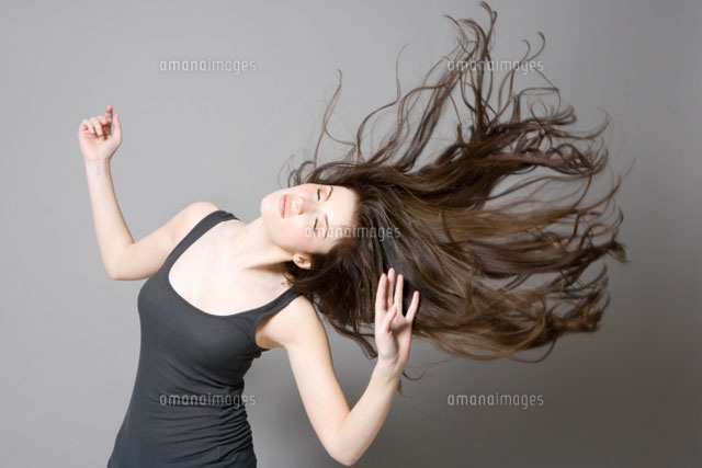 Woman with long brown hair dancing
(c)moodboard
