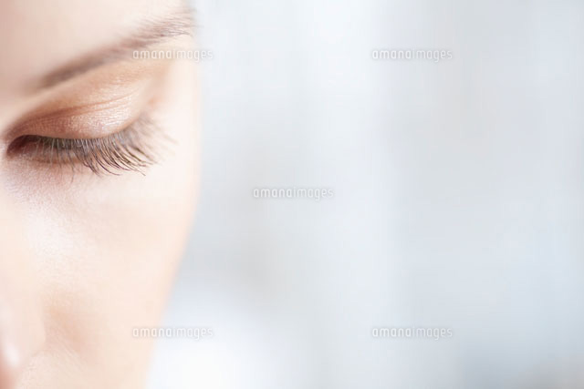 Gold eye shadow on caucasian woman
(c)moodboard
