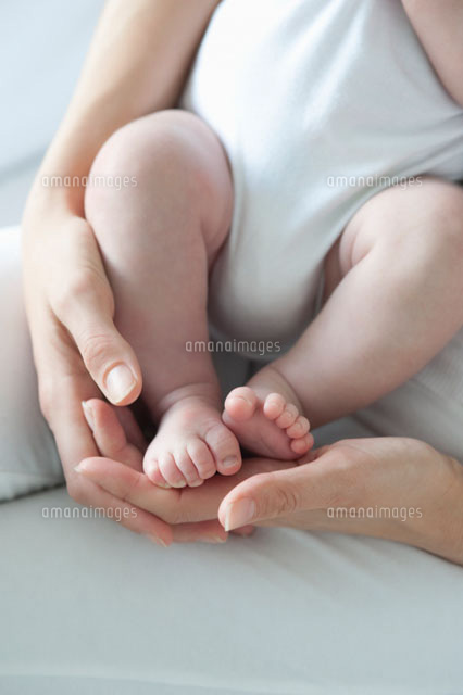 Mother holds baby boys feet
(c)moodboard
