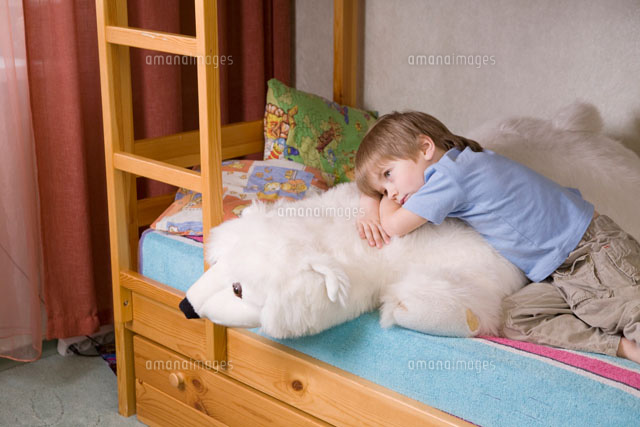 5 year old boy lies on bunk bed with polar bear soft toy
(c)moodboard