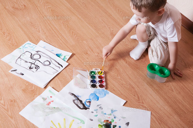 Young boy with paintbox
(c)moodboard